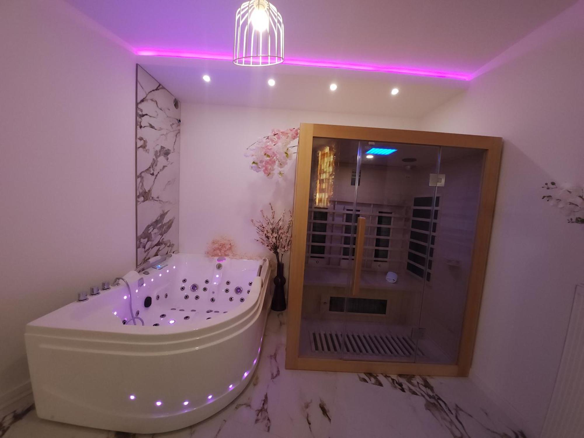 New In Gdansk! Red Room In The Heart Of Gdansk - Bdsm - With A Luxury Jacuzzi And Access To A Sauna 外观 照片