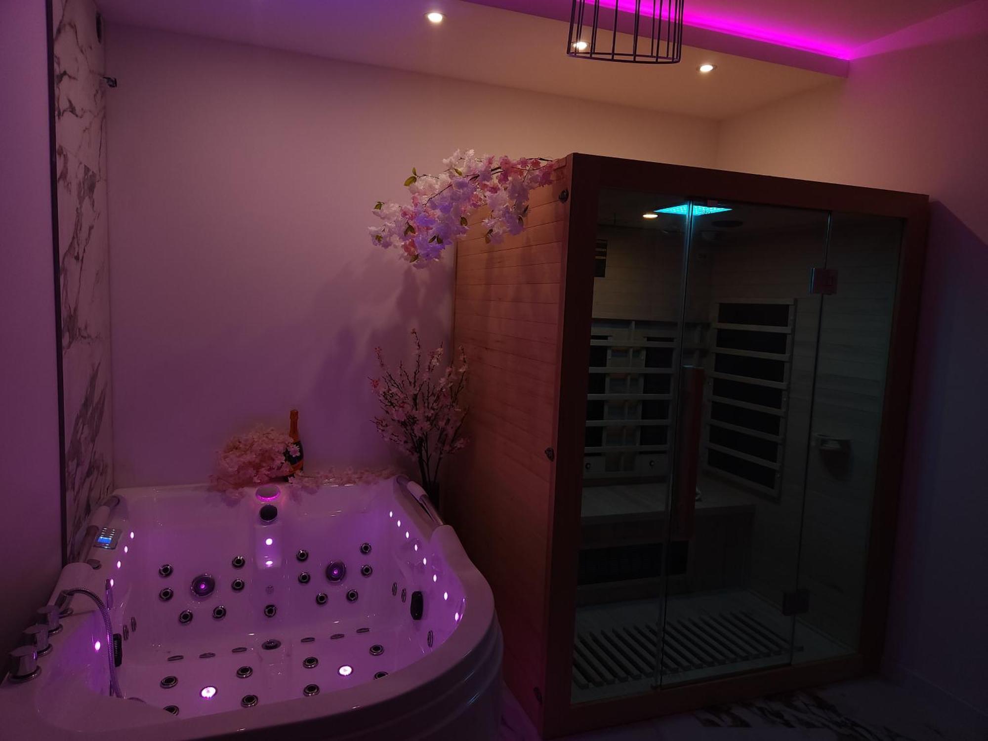 New In Gdansk! Red Room In The Heart Of Gdansk - Bdsm - With A Luxury Jacuzzi And Access To A Sauna 外观 照片